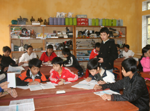 Trường THCS xã Xuất Hóa (Lạc Sơn) chú trọng nâng cao chất lượng dạy và học, được công nhận chuẩn quốc gia năm học 2010-2011.